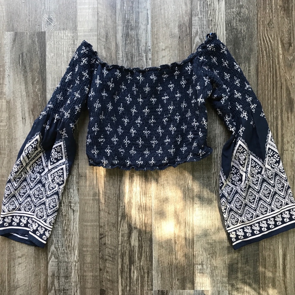 Off the shoulder flare sleeve crop🦋